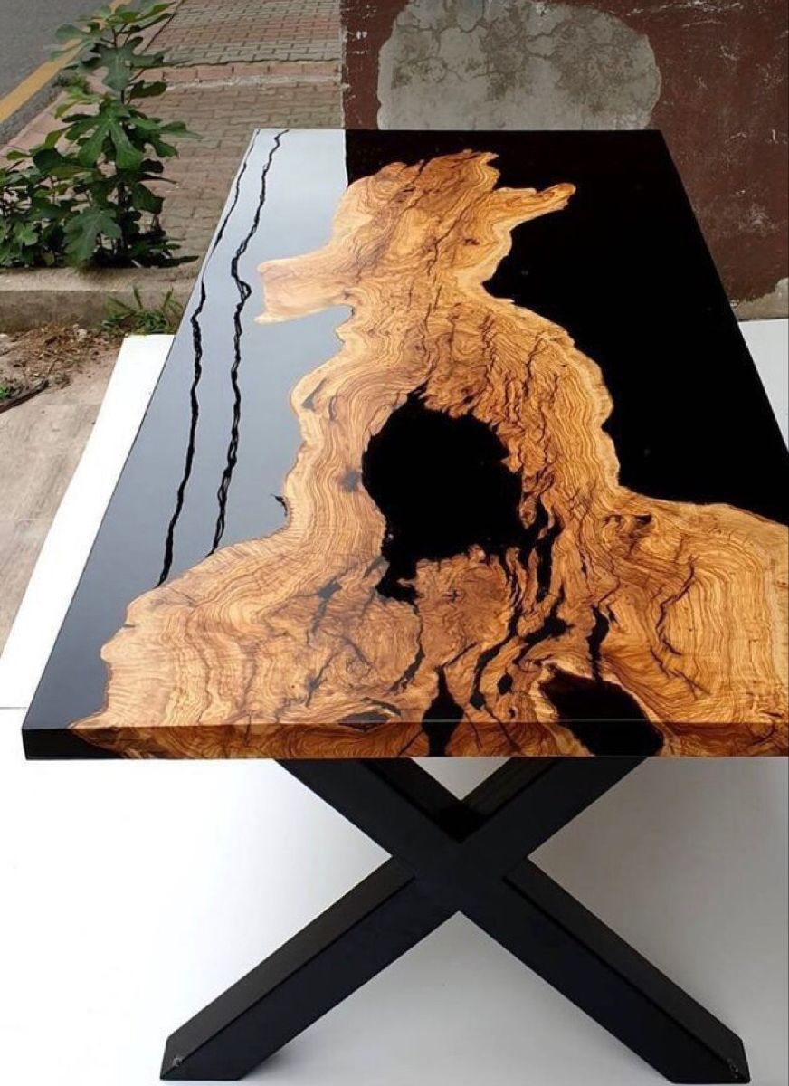 Mesa artesanal de madera natural y resina negra