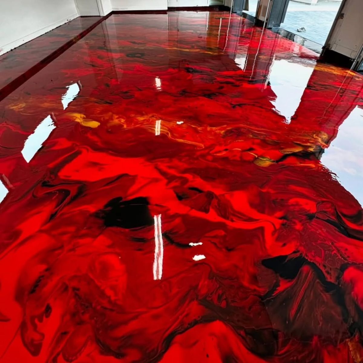 Piso epóxico decorativo en rojo y negro